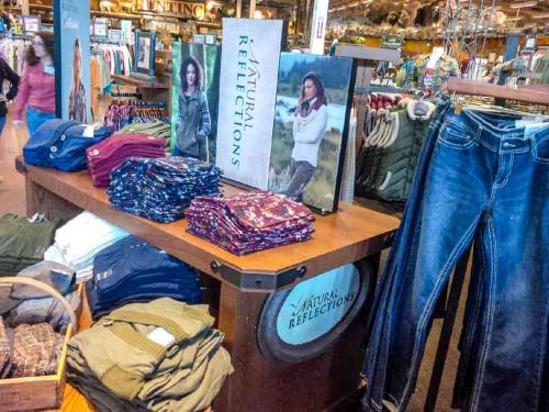 bass-pro-flexible-tabletop-display-10-1