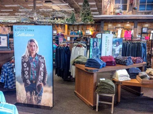 bass-pro-flexible-tabletop-display-14-1