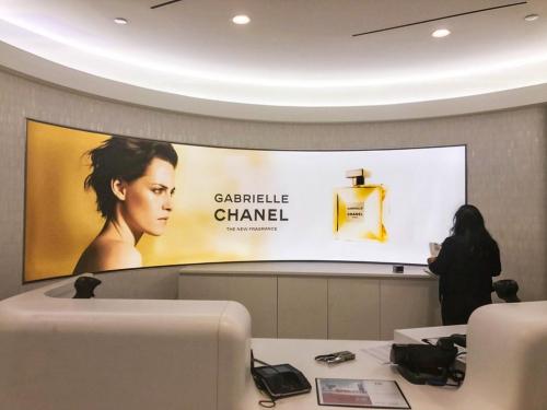 chanel-curved-lightbox-3-1